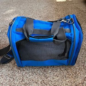 Pet Carrier Duffel For small pet.
